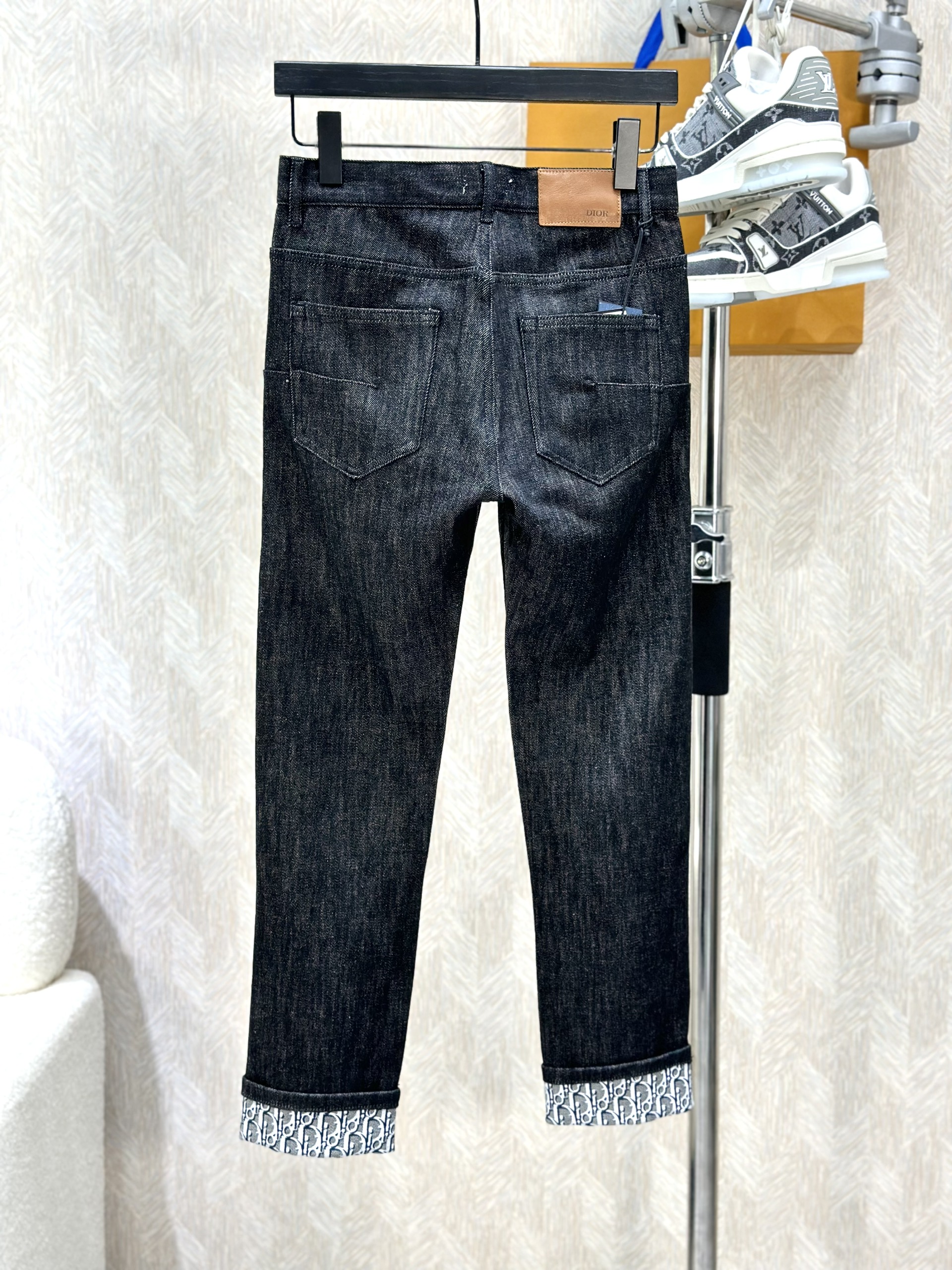 Quần Jean Dior CD Xám phối họa tiết gấu Trắng Xám Like Auth on web VTN